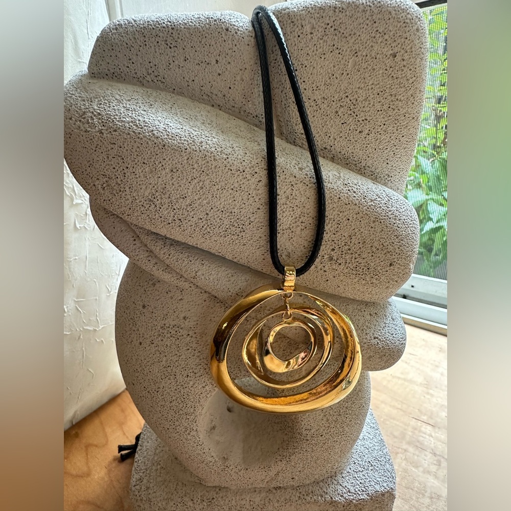 NWOT Unique Gold Pendant Necklace